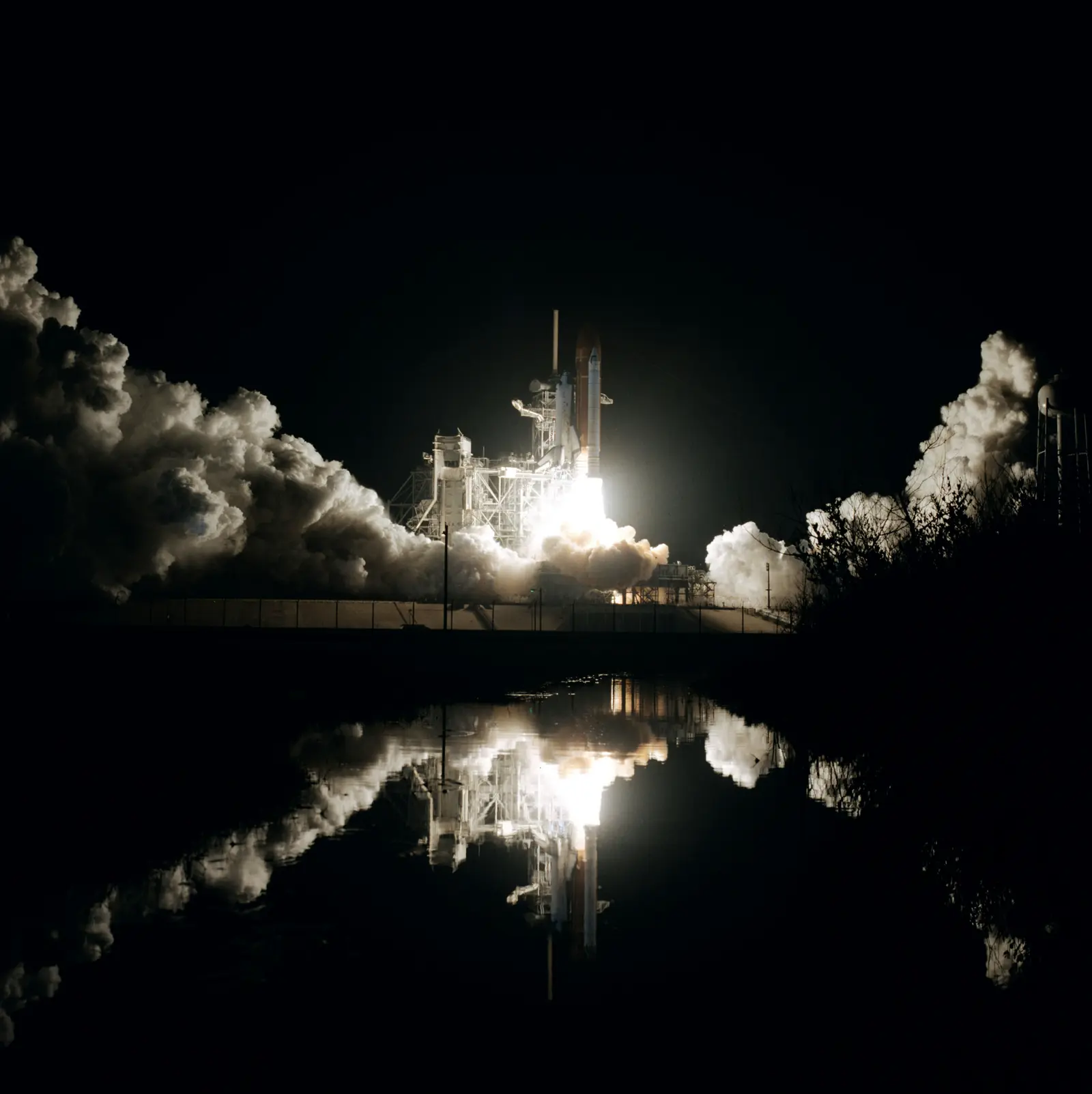 Bild zeig eine startende Rakete bei Nacht symbolisch für den turbulenten und nicht ganz so guten Start der Space x Aktie an der Börse 
