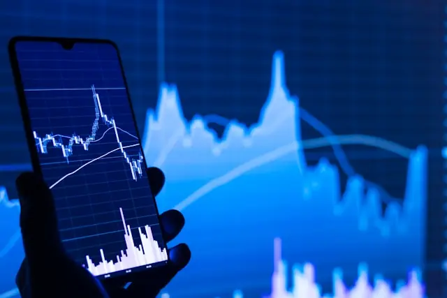 Die Aktie von Circle (CRCL) legt um nahezu 20 % zu. Ein Kompromiss im CLARITY Act stärkt das USDC-Geschäftsmodell und ermöglicht künftig Stablecoin-Belohnungen.
