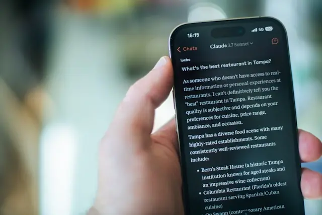 Smartphone mit geöffneter Claude-KI von Anthropic auf dem Display – das Unternehmen hat vertrauliche IPO-Unterlagen bei der US-Börsenaufsicht SEC eingereicht.