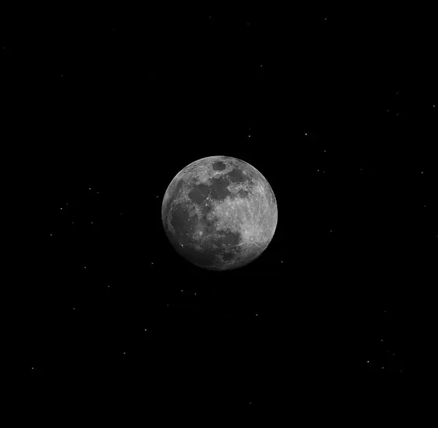Detailreicher Vollmond vor schwarzem Sternenhimmel als Verweis auf den geplanten Börsengang des US-Raumfahrtunternehmens Firefly Aerospace