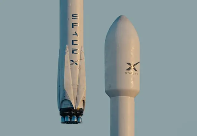 SpaceX-Raketenkörper mit Schriftzug und Starlink-Logo vor blauem Himmel als Bezug zur SpaceX-Zuteilung bei Trade Republic
