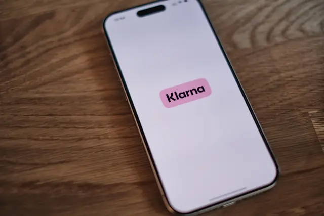 Klarna bereitet seinen Börsengang an der NYSE unter dem Kürzel KLAR vor. Das Unternehmen zählt 93 Millionen Nutzer, erreicht ein Handelsvolumen von 105 Milliarden US-Dollar und schreibt nach Jahren der Verluste erstmals wieder Nettogewinn.