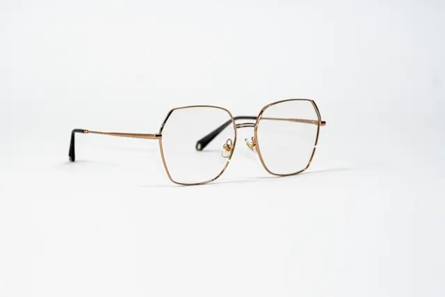 Warby Parker entschied sich 2021 für ein Direct Listing an der NYSE. Hier finden Sie alle Informationen zum Geschäftsmodell, zur Bewertung sowie zur Partnerschaft mit Google im Bereich KI-Brillen.