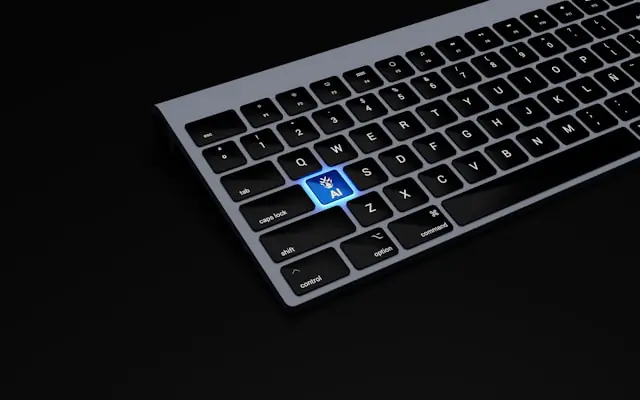 Tastatur mit blau beleuchteter KI-Taste vor dunklem Hintergrund im Zusammenhang mit dem Zukauf und Kursplus von Tempus AI