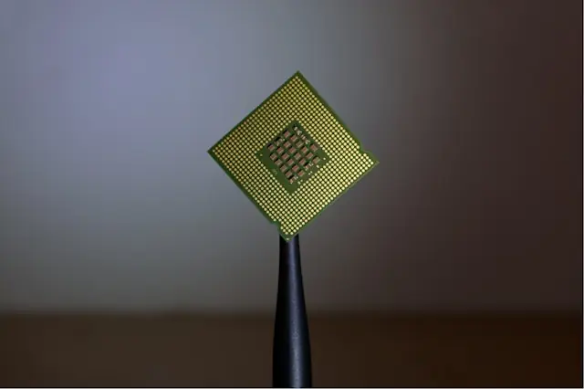 Prozessorchip auf einer Halterung vor unscharfem Hintergrund. Der Halbleiterkonzern Broadcom steht kurz vor der Veröffentlichung wichtiger Geschäftszahlen, die als Gradmesser für die Entwicklung des KI-Chipmarktes gelten