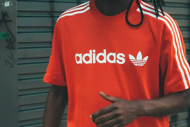 Adidas legt im ersten Quartal 2026 währungsbereinigt um 14 % auf 6,6 Milliarden Euro zu. Die Aktie gewinnt 9 %, gekrönt vom Marathon-Erfolg als besonderes Highlight.