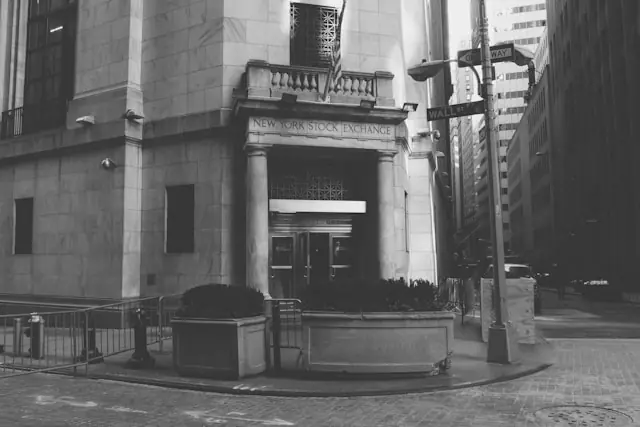 Schwarz-weiße Aufnahme des Eingangs der New York Stock Exchange an der Wall Street, Schauplatz vieler großer Börsengänge