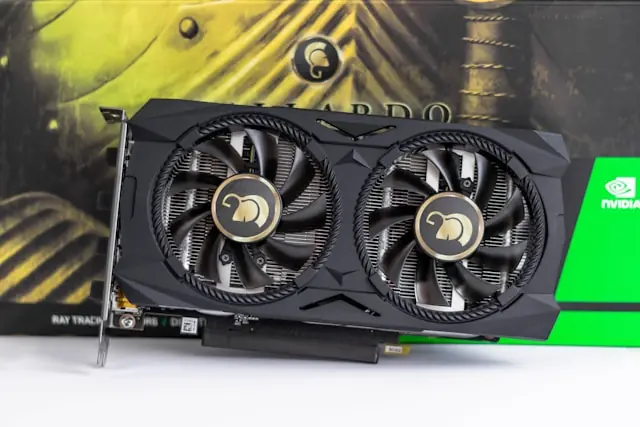 Nvidia-Grafikkarte mit zwei Lüftern vor einer grünen Nvidia-Verpackung, passend zum Q1-Ergebnisbericht des Chipherstellers