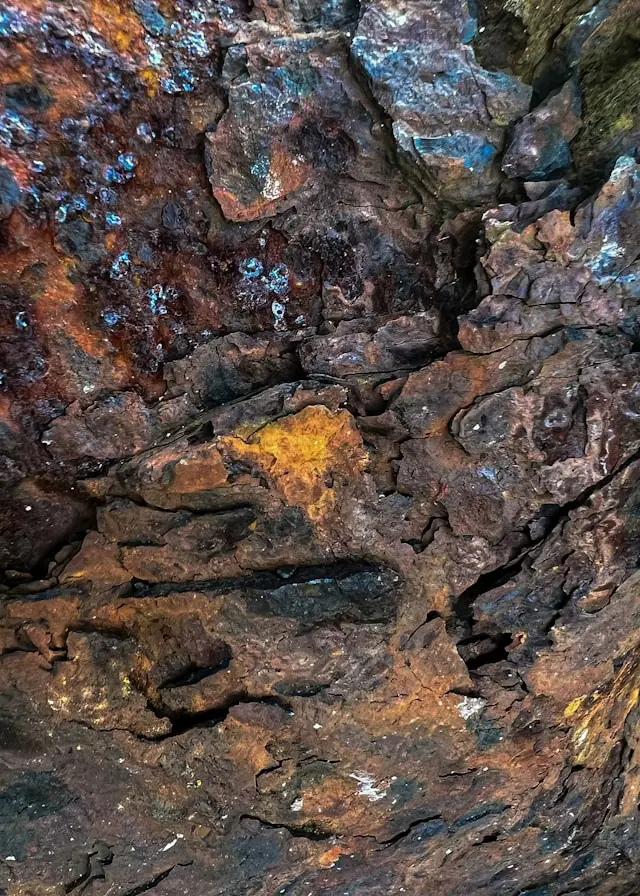 Nahaufnahme von verwittertem Gestein mit rostroten und bläulichen Mineralablagerungen zum Nasdaq-Börsengang von Atlas Critical Minerals