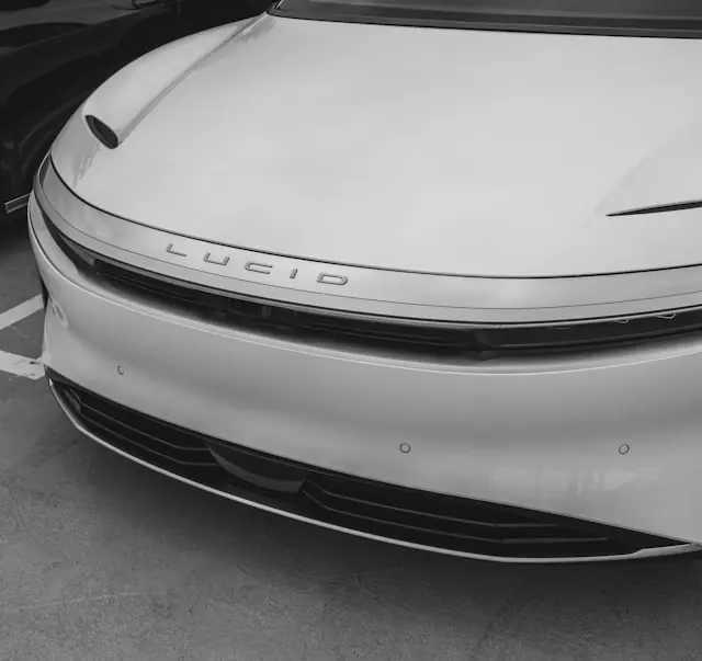 Front eines hellen Lucid-Elektroautos mit Markenschriftzug in Schwarz-Weiß als Bezug zum Kurssprung nach dementierten Insolvenzgerüchten