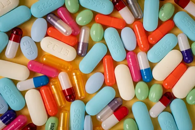 Veradermics strebt den Börsengang an der NYSE unter dem Ticker MANE an. Das Unternehmen entwickelt die orale Haarausfalltherapie VDPHL01, die über den 505(b)(2)-Zulassungsweg verfolgt wird, und adressiert einen US-Markt mit einem Volumen von rund 9 Milliarden US-Dollar.