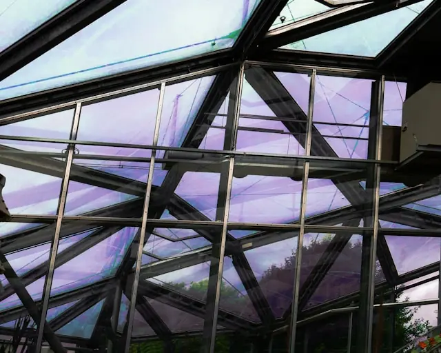 Electrovac startet am 30. April 2026 im Prime Standard der Frankfurter Börse. Der Spezialist für Glas-Metall-Gehäuse strebt dabei einen Emissionserlös von bis zu 49 Millionen Euro an.