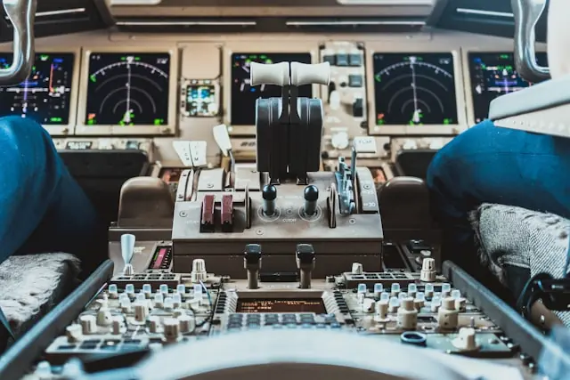 Cockpit eines Flugzeugs mit Schubhebeln, Instrumententafeln und Pilotensitzen, im Kontext des Nasdaq-Listings von Liberty Defense.