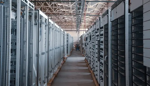 Lange Reihen aus Serverracks in einer Rechenzentrumshalle als Bezug zum Power Hub Launch von Xos für KI-Infrastruktur