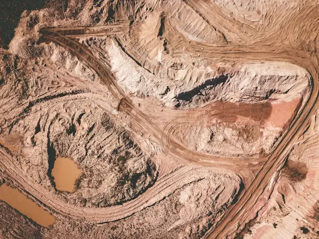 Luftaufnahme eines Tagebaus mit Abbaustufen, Transportwegen und Wasserbecken als Bezug zu neuen Silberfunden bei Hycroft