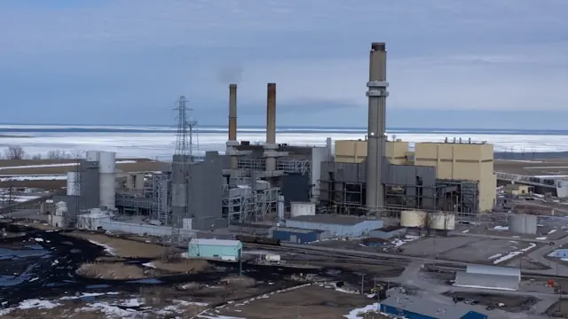 Industrieanlage mit Schornsteinen und Kraftwerksgebäuden in winterlicher Landschaft, im Kontext des Birchtech-Uplistings an die NYSE American