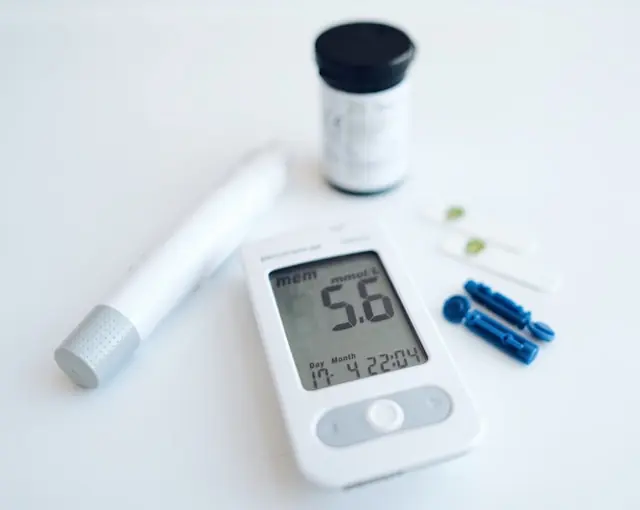 Digitales Blutzuckermessgerät mit Testablesestäbchen und Stechhilfe als Bezug zum Börsengang des Diabetes-Technologieunternehmens Beta Bionics