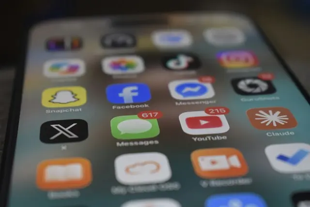 Smartphone-Startbildschirm mit App-Symbolen von Snapchat, Facebook und YouTube als Bezug zur App-Werbung von Liftoff Mobile