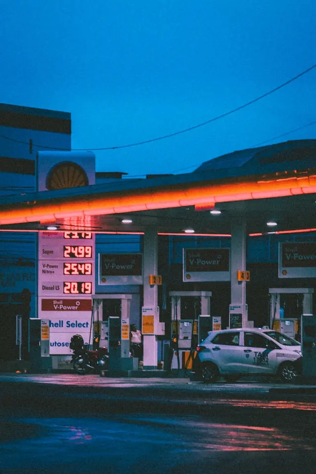 Seit dem 1. Mai 2026 reduziert der Bund die Spritsteuer um 17 Cent. Die Maßnahme könnte sowohl Verbraucher entlasten als auch Auswirkungen auf Öl- und Energiewerte wie Shell, BP und TotalEnergies haben.