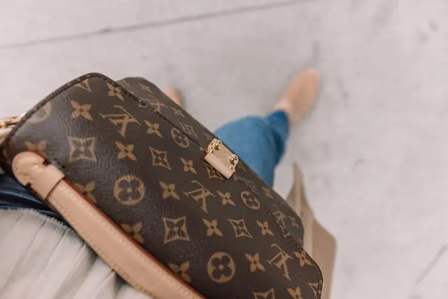 Braune Monogramm-Handtasche mit Lederriemen und Goldverschluss aus der Aufsicht im Zusammenhang mit der Wertentwicklung von Luxustaschen