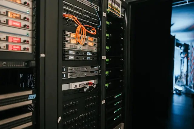 Mehrere dicht bestückte Serverracks mit Kabeln in einem Rechenzentrum als Bezug zum Börsengang von Fermi America