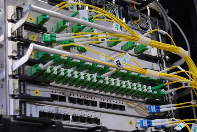 Dicht belegte Glasfaser- und Netzwerkkabel in einem Serverrack als Bezug zum Börsengang des Netzwerkinfrastruktur-Unternehmens FatPipe