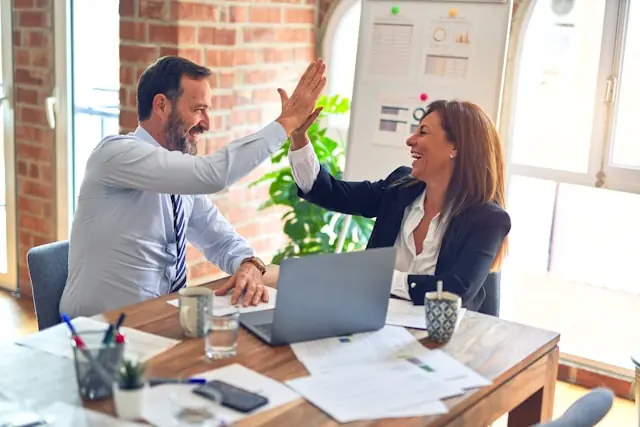 monday.com ging unter dem Ticker MNDY an die Nasdaq. Die Work-OS-Plattform bedient rund 128.000 Kunden, wächst mit 85 % Umsatzwachstum und erzielt eine Net Dollar Retention von 121 % – alle wichtigen Infos zum IPO im Überblick.