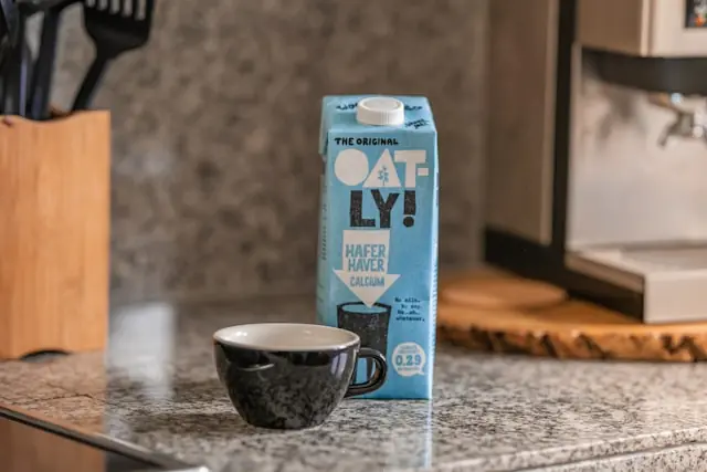 Oatly ging unter dem Ticker OTLY an die Nasdaq. Als weltweit größter Hafermilch-Hersteller erzielt das Unternehmen 421 Mio. US-Dollar Umsatz, wächst um 106 % und ist in über 20 Märkten aktiv – alle wichtigen Infos zum IPO im Überblick.