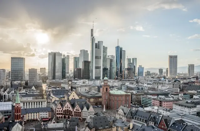 Frankfurter Bankenskyline mit Hochhaustürmen im Finanzdistrikt und Altstadt im Vordergrund als Bezug zum Finanzplatz und zur BaFin-Warnung vor Marktrisiken