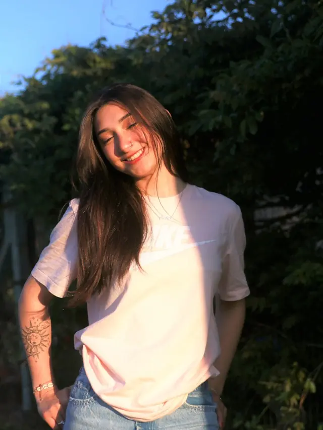 Junge Frau in Nike-T-Shirt im Abendlicht vor Bäumen als begleitendes Bild zum Börsengang von Kestra Medical Technologies