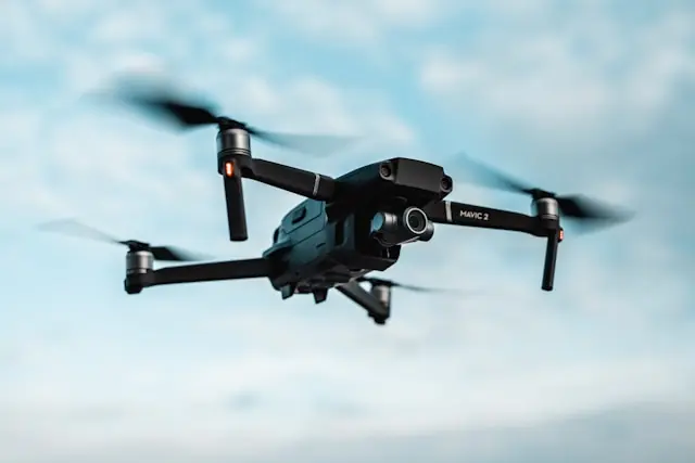 Swarmer ging im März 2026 an die Nasdaq. Die aus der Ukraine geprägte Software steuert autonome Drohnenschwärme und wurde bereits in über 100.000 Kampfeinsätzen eingesetzt.