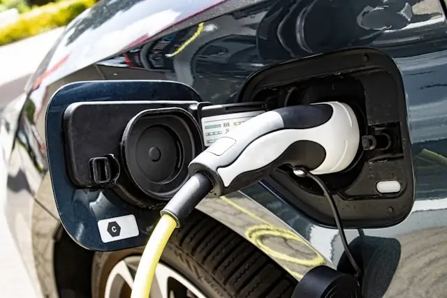  Ladekabel steckt im Ladeanschluss eines Elektroautos, passend zum Börsengang von Aptera Motors an der Nasdaq