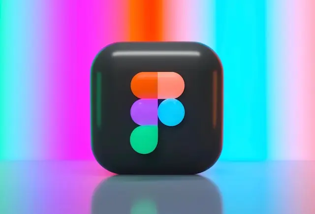 Figma-Logo als schwarzes 3D-Icon vor farbigem Verlaufshintergrund als Bezug zum Kurssprung nach dem Short Squeeze