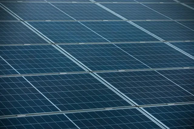 Großflächige Solarmodule einer Photovoltaikanlage als Bezug zur Kursrally und Akquisitionsstrategie von T1 Energy