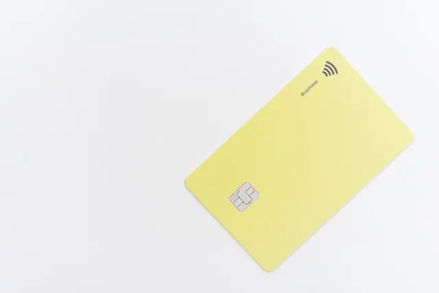 Gelbe Business-Kreditkarte mit NFC-Symbol und Chip auf weißem Untergrund als Bezug zum Börsengang des US-Neobank-Anbieters Chime Financial