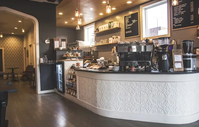 Moderner Café-Tresen mit Siebträgermaschine und Menütafeln als Bezug zum geplanten Nasdaq-Börsengang der US-Kaffeekette Black Rock Coffee Bar