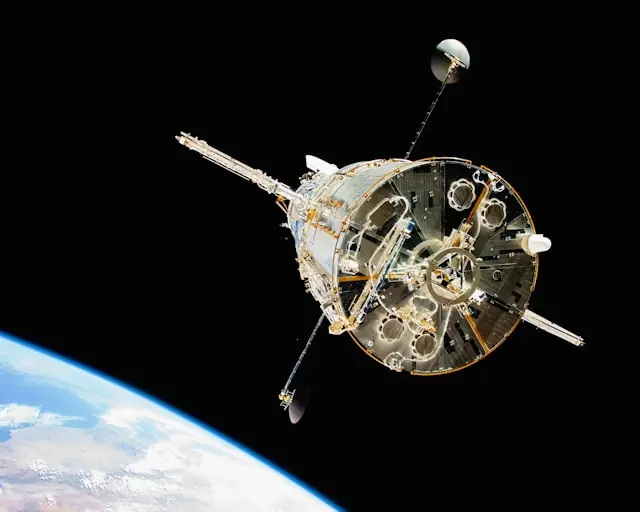 York Space Systems strebt den Börsengang an der NYSE unter dem Ticker YSS an. Das Unternehmen ist ein zentraler Zulieferer der PWSA, betreibt bereits 33 Satelliten im Orbit und verfügt über einen Auftragsbestand von 642 Millionen US-Dollar.