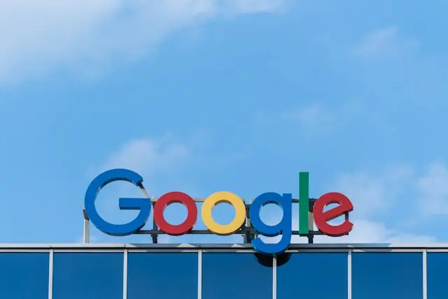 Google-Schriftzug auf dem Dach eines Bürogebäudes vor blauem Himmel als Bezug zu Alphabets milliardenschweren KI-Investitionen
