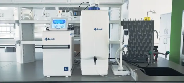 RephiLe-Wasseraufbereitungssysteme in einem Biotech-Labor mit Abzugsschrank und Anschlüssen im Hintergrund
