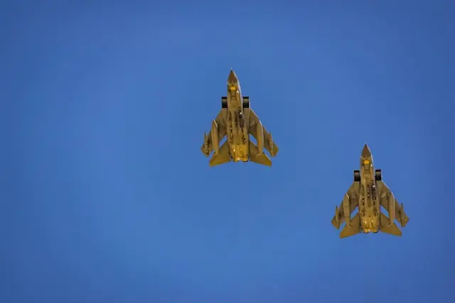 Zwei Kampfjets in Formation vor wolkenlosem blauem Himmel von unten fotografiert als Bezug zum Kursrutsch der Applied Aerospace and Defense Aktie auf ein neues Allzeittief