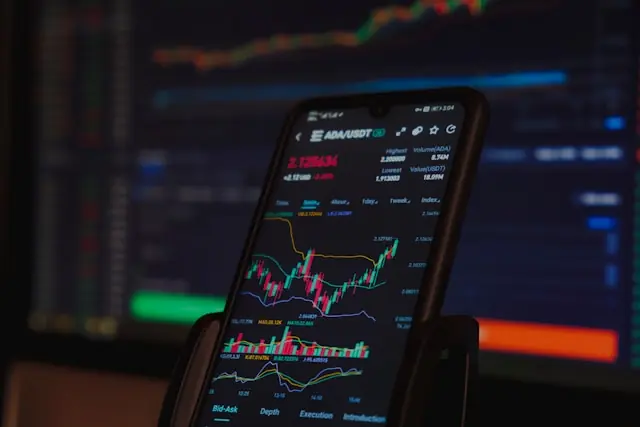 eToro wagte 2025 den Gang an die Nasdaq, nachdem ein geplanter SPAC-Deal im Jahr 2022 gescheitert war. Ein Überblick über den Börsengang, die Bewertung und das Geschäftsmodell des Social-Trading-Anbieters.