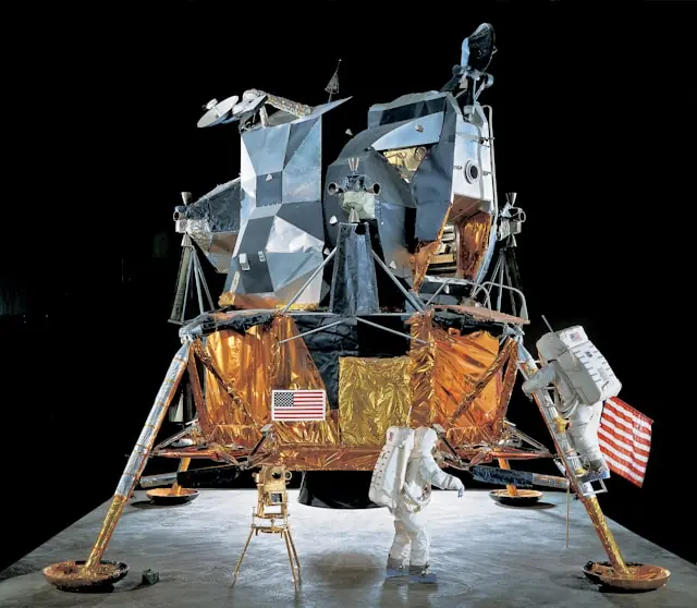 Nachbau einer Mondlandefähre mit Astronautenfiguren und US-Flaggen in einer Museumsausstellung, im Kontext des Börsengangs von MDA Space.