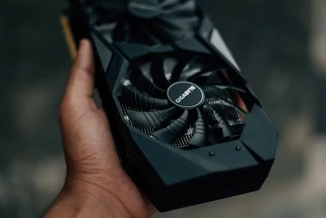 WhiteFiber bereitet einen Börsengang an der Nasdaq unter dem Kürzel WYFI vor. Das Unternehmen betreibt HPC-Rechenzentren mit rund 4.500 NVIDIA-GPUs und wurde als Spin-off des Krypto-Miningspezialisten Bit Digital ausgegliedert.