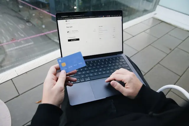 Flywire ging unter dem Ticker FLYW an die Nasdaq. Mit einem Zahlungsvolumen von 7,5 Milliarden US-Dollar, rund 2.250 Kunden und einem seit 12 Jahren aufgebauten Bankennetzwerk – alle wichtigen Infos zum IPO im Überblick.
