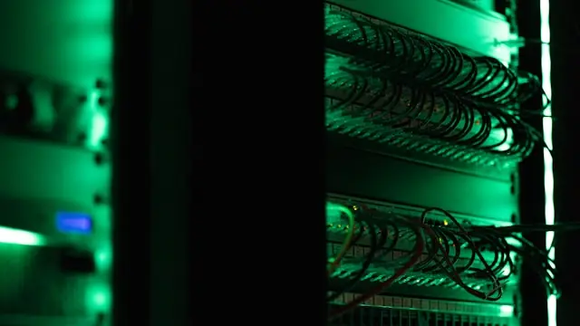 Serverracks mit grün beleuchteten Netzwerkkabeln, im Kontext des Börsengangs des KI-Chipherstellers Cerebras