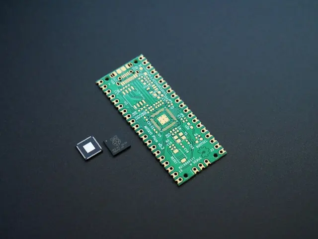 Ein einzelner Mikrochip und eine grüne Leiterplatte auf dunklem Untergrund als Bezug zur wachsenden Bedeutung von Marvell im KI-Chipmarkt