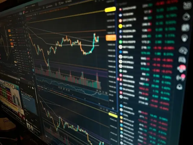 eToro bereitet einen Börsengang an der Nasdaq unter dem Kürzel ETOR vor. Die Plattform zählt rund 40 Millionen Nutzer, davon 3,5 Millionen aktive Konten, und erzielte 2024 einen Nettogewinn von 192 Millionen US-Dollar.